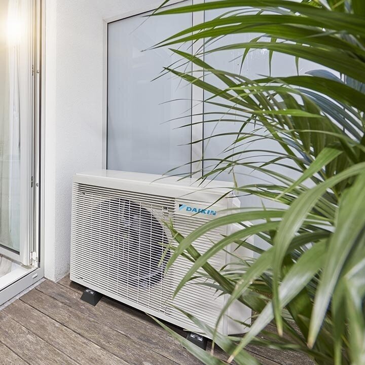 Daikin Altherma 3 R oras-vanduo šilumos siurblys su integruota 300 l talpa EHSX04P30E komplekte ERGA04EV galia 6.41 kW 7